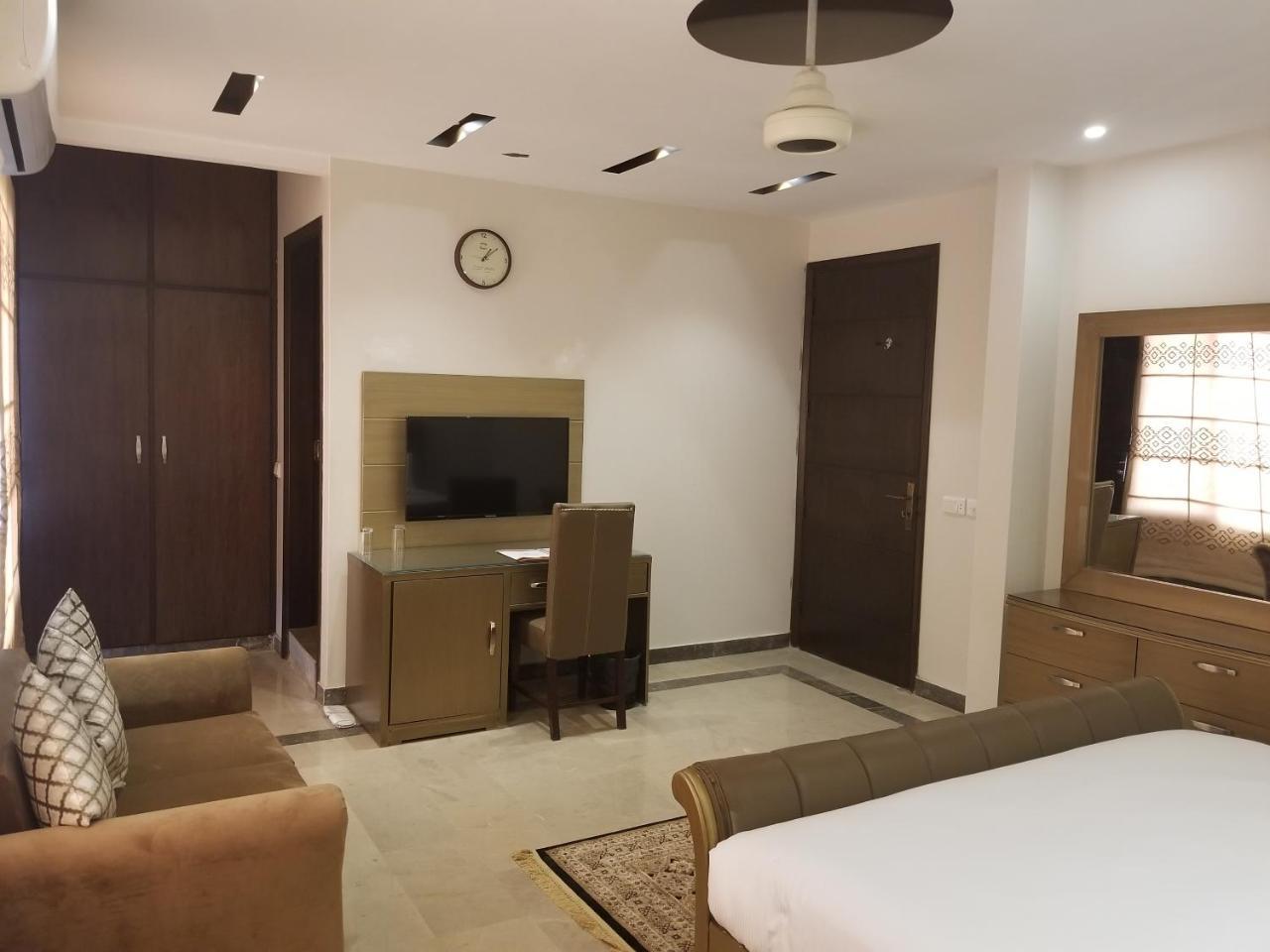 Zifan Hotel & Suites Karacsi Kültér fotó