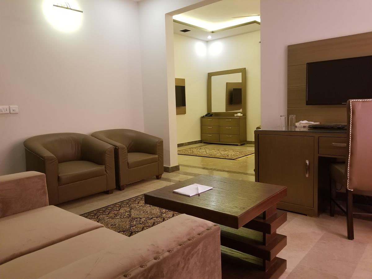Zifan Hotel & Suites Karacsi Kültér fotó