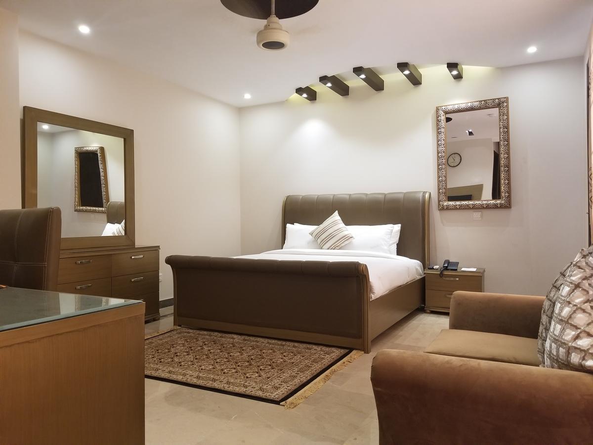 Zifan Hotel & Suites Karacsi Kültér fotó