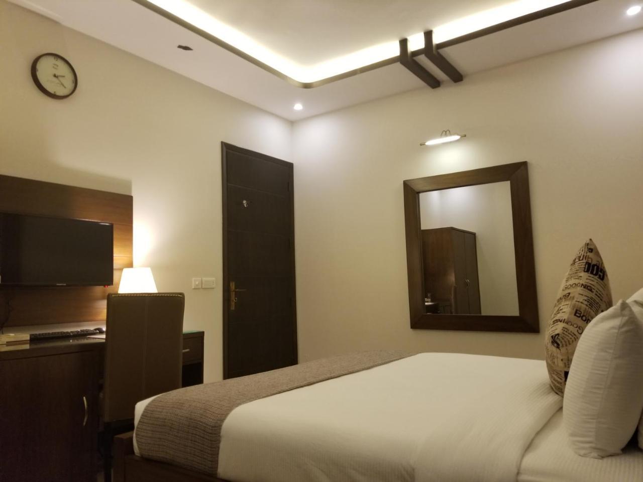 Zifan Hotel & Suites Karacsi Kültér fotó