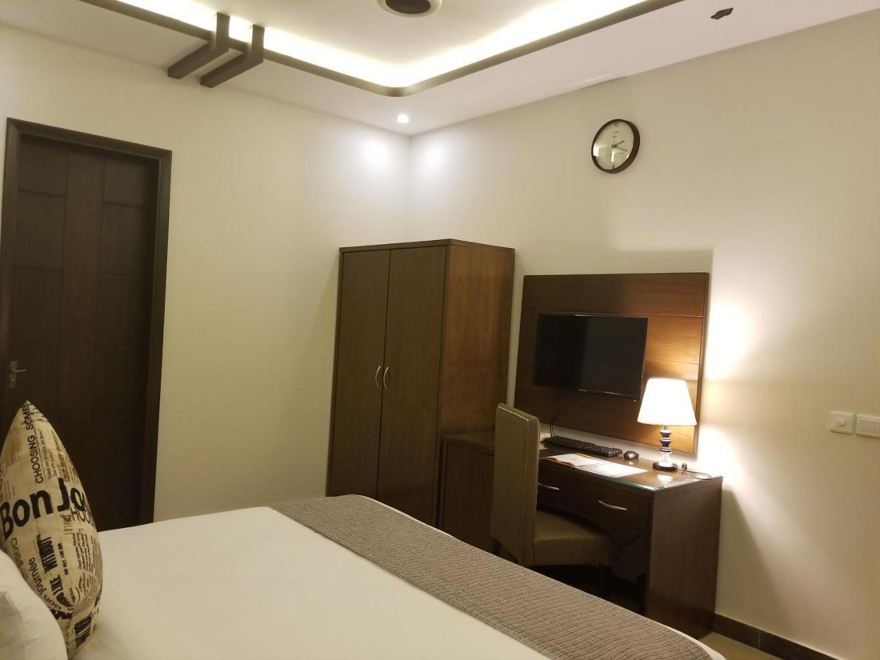 Zifan Hotel & Suites Karacsi Kültér fotó