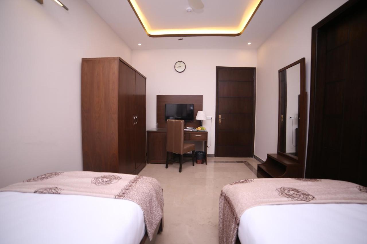 Zifan Hotel & Suites Karacsi Kültér fotó