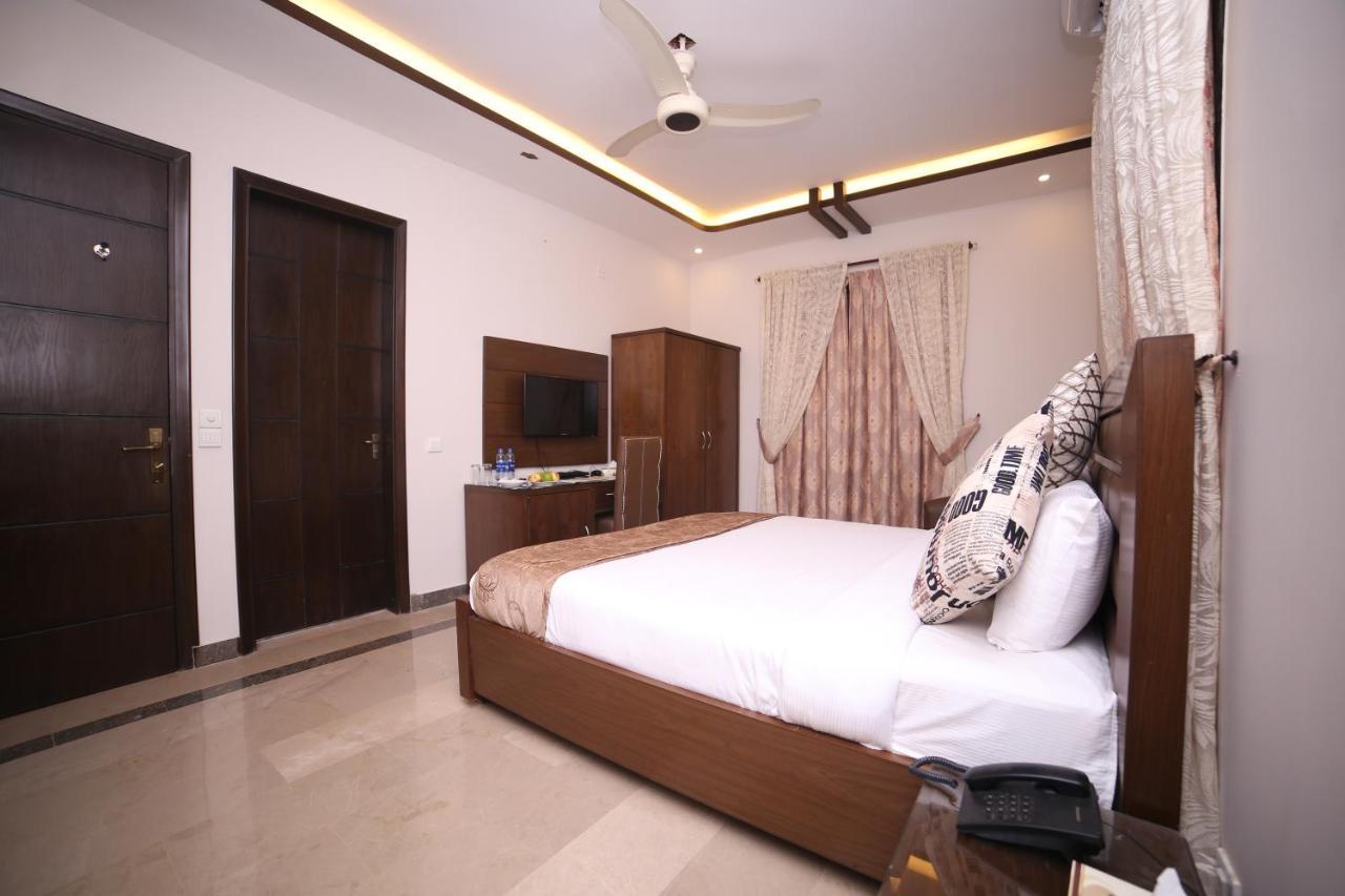 Zifan Hotel & Suites Karacsi Kültér fotó