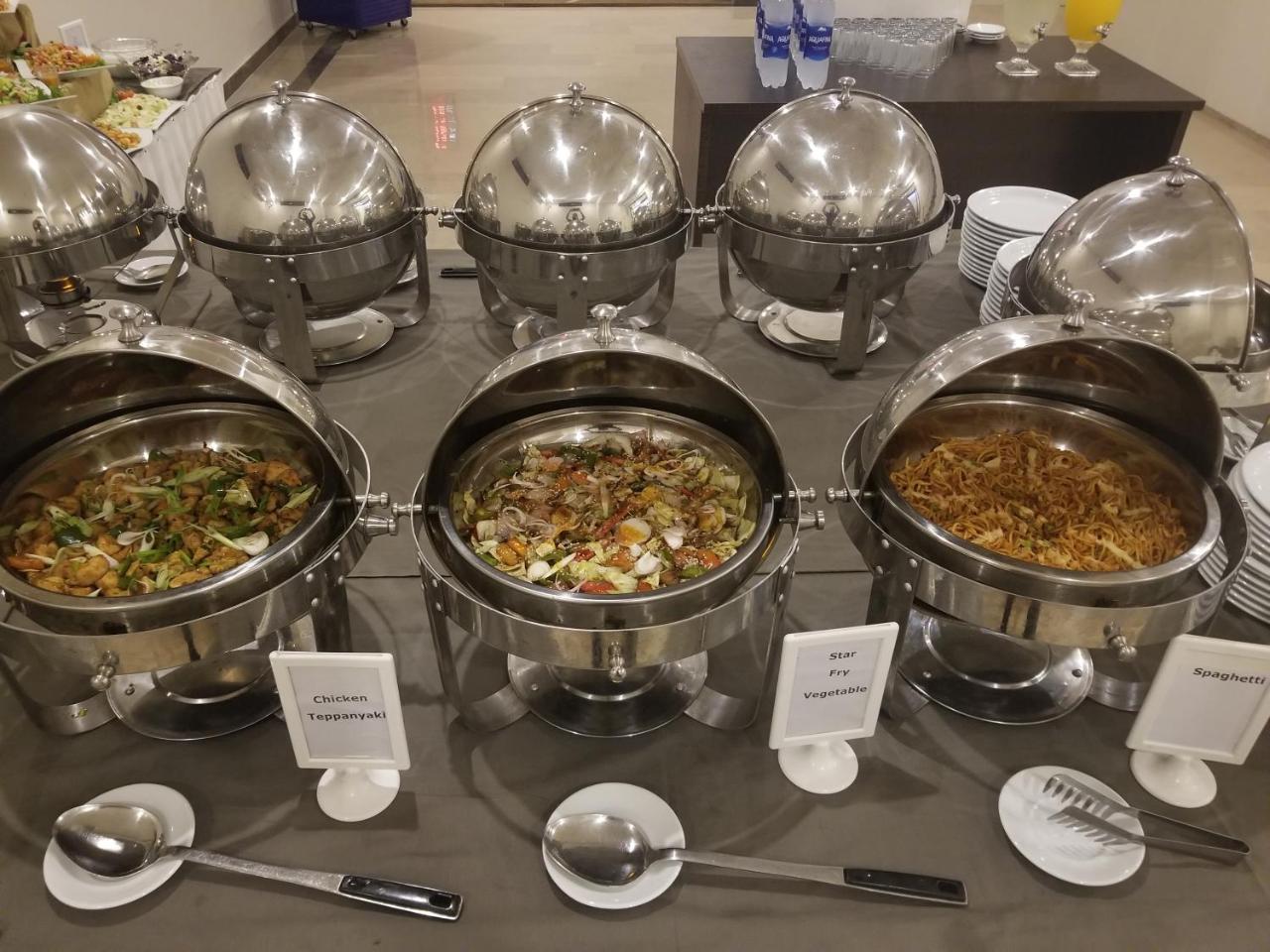 Zifan Hotel & Suites Karacsi Kültér fotó